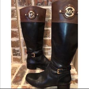 WOMANS MICHEAL KOR BOOTS